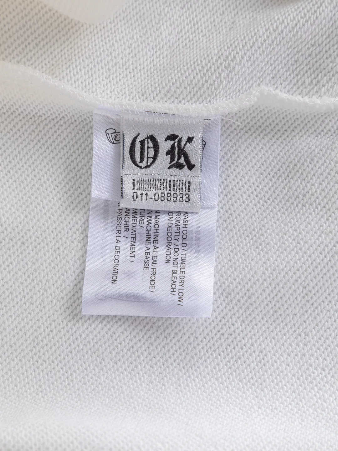 P240 Chrome Hearts CH Cross 25SS Autumn and Winter Sweatshirt Early Autumn Classic Colorful hand-painted horseshoe Sanskrit cross on the chest 🪡 embroidery Large logo on the back hand-painted horseshoe Sanskrit ✝️🪡 embroidery Round neck pullover sweatshirt, hot style coming, a style that both men and women like, same style for men and women, 100% chance of turning heads when you wear it when you go out! It’s all about being handsome. The designer’s classic sense is precisely grasped. The whole piece of clothing is heavy. Industrial washing process. Ready-made garments are dyed + sprayed for a horse effect. The double-wash process is very recognizable. It uses heavy washing to make it distressed. The edges of the patch are slightly rolled and naturally distressed. It has a three-dimensional sense of layering and a little damage. It is very visually lethal. It adheres to Kroxin's consistent rough style. The chest and back are large, and the horseshoe flower printed patch pattern is embroidered and decorated. It is also decorated with silver metal engraved distressed buttons. The classic elements full of brand recognition instantly enhance the overall sense of grade and specification. Its texture is quite high-end! The overall feeling is high-end, simple and elegant, with silver hardware accessories, a full set of customized accessories, and the pattern of the entire dress is all decorated with patchwork three-dimensional embroidery technology, which is the finishing touch of the entire dress. The design on the back is even more eye-catching! ! This full back is so cool, it’s full of design, and the overall upper body style highlights fashion and individuality. Wearing it together as a couple is even more popular on the street. I recommend the early autumn sweatshirt! ! The fabric is a unique 440g 100% cotton, which is skin-friendly, breathable, warm to the touch, firm in texture, and smooth in lines. It can be called a back killer, which has very strict requirements on craftsmanship and cost. The smooth neckline, flat cuffs and hems are large and tightly stitched, tight and orderly, and the details are perfect. The consistent OS version can be worn alone or layered. It is very casual, but very iconic! It is simply the flagship of high-end trendy brands and must be included in your wardrobe. It has the American fashion spirit of freedom and individuality, and is highly recognizable and stylized! Color: Black White Size: S-XL Size chart: S: Shoulder width 51-Bust 56-Length 69 M: Shoulder width 52.5-Bust 58-Length 71 L: Shoulder width 54-Bust 60-Length 73 XL: Shoulder width 55.5-Bust 62-Length 75